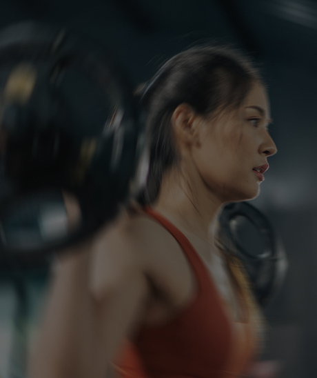 Mujer levantando pesas en un gimnasio